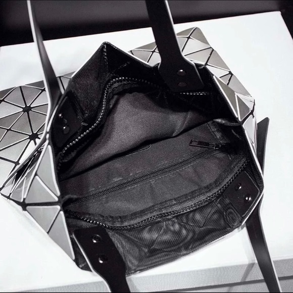 SOLD🎉 Geometric Shoulder Handbag - Picture 5 of 6